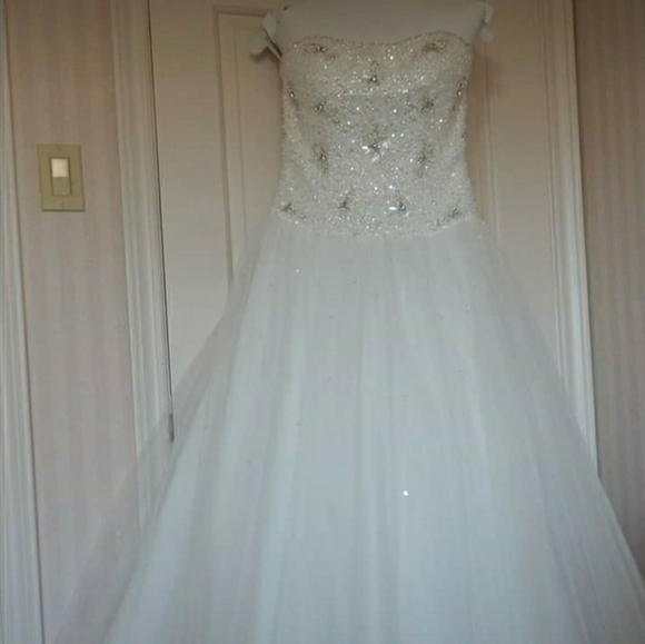 A-Line Style Wedding Dress - Picture 5 of 8
